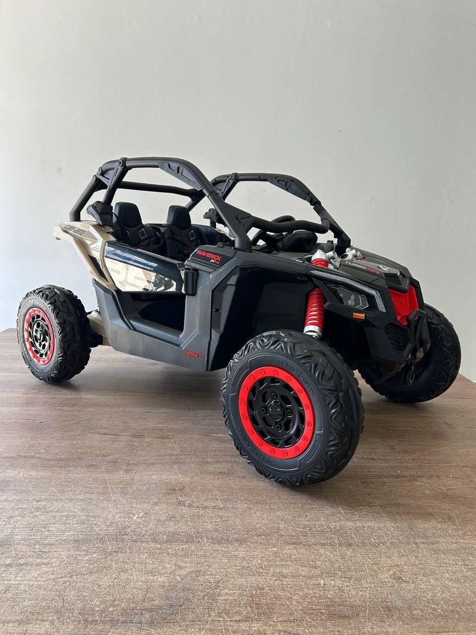 Carro Eléctrico Infantil Can-Am Maverick 4x4 24V Licenciado con 5 Motores y Pantalla Multimedia - Image 2
