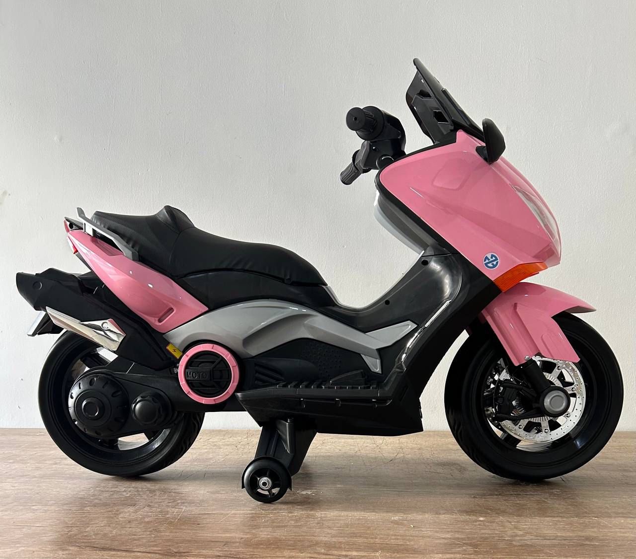Moto Eléctrica Infantil Nmax 12V con Bluetooth, Luces LED y Asiento en Cuero - Image 3