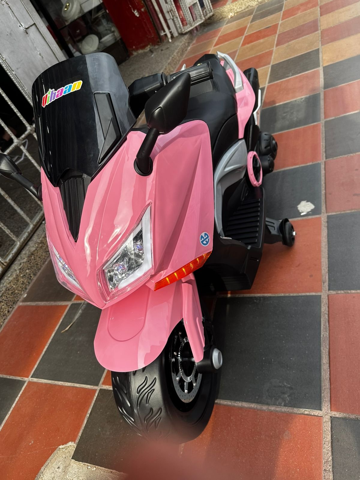 Moto Eléctrica Infantil Nmax 12V con Bluetooth, Luces LED y Asiento en Cuero - Image 5