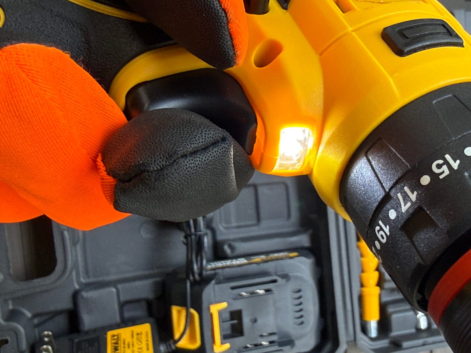 Taladro Percutor Inalámbrico DeWalt 48V – Pantalla LED - Image 5